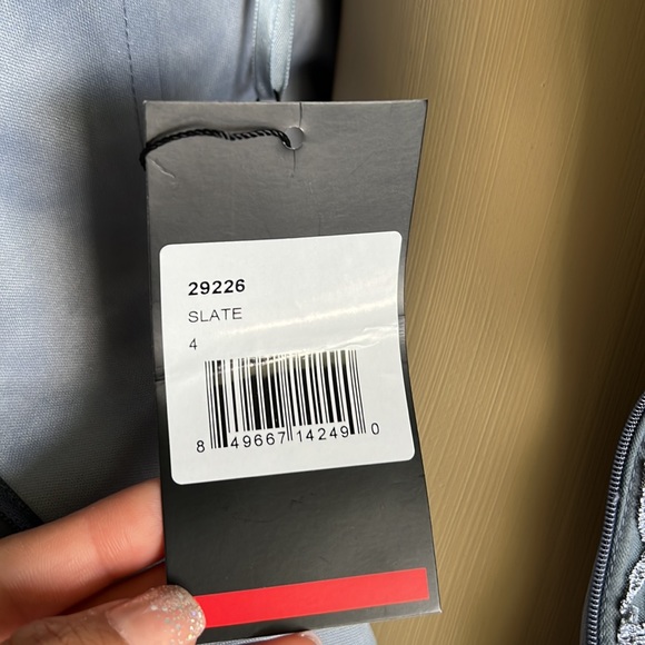 La Femme Lace 3/4-Sleeve Column Gown Size 4 - Picture 10 of 12